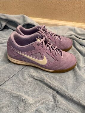 Men’s Nike Gatos 
Lavender 
Indoor Training Sneakers with Cream Swoosh